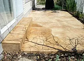 Backyard patio and step in a warm tan flagstone pattern